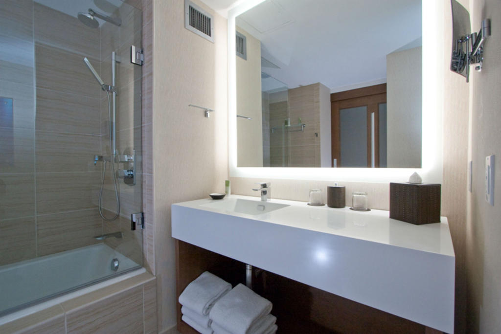 Habitación Doble con 2 camas dobles y vistas al lago